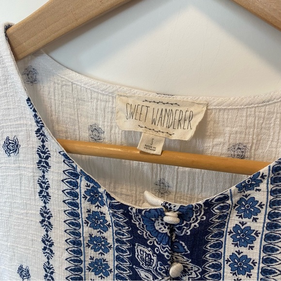 Sweet Wanderer Size Small Butterfly Sleeve Blue/White blouse - Picture 3 of 10